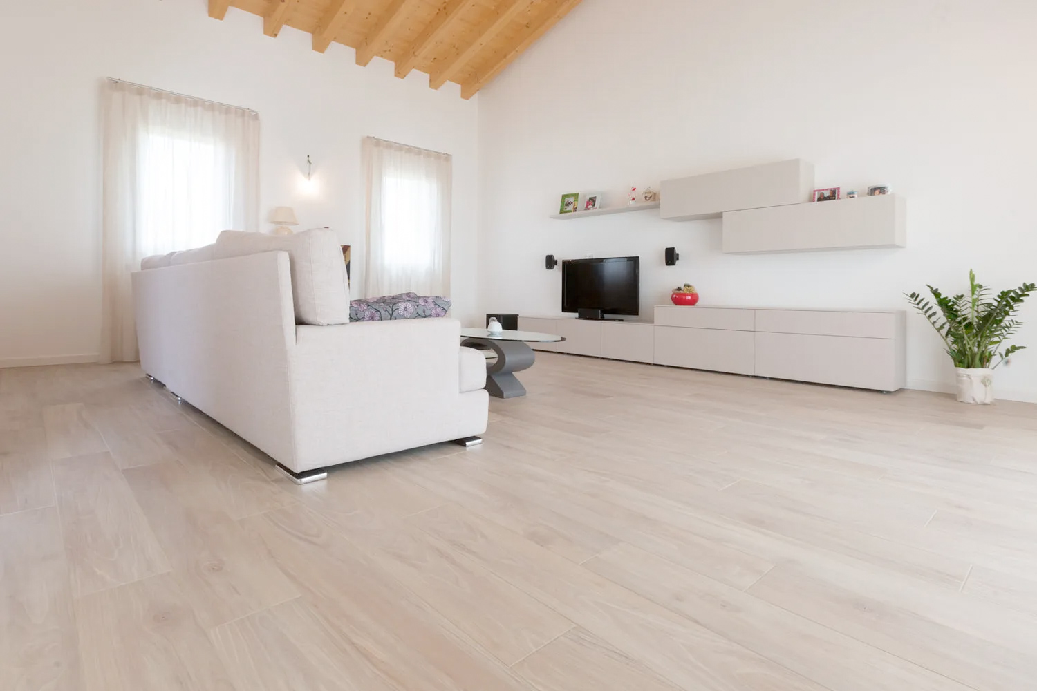 Pavimento gres porcellanato effetto legno soggiorno